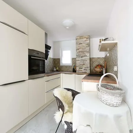 Apartament Dana *